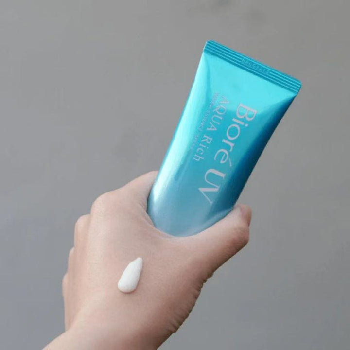 Essence aqueuse riche BIORE Aqua